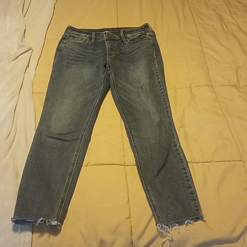 Fray bottom button fly jeans
